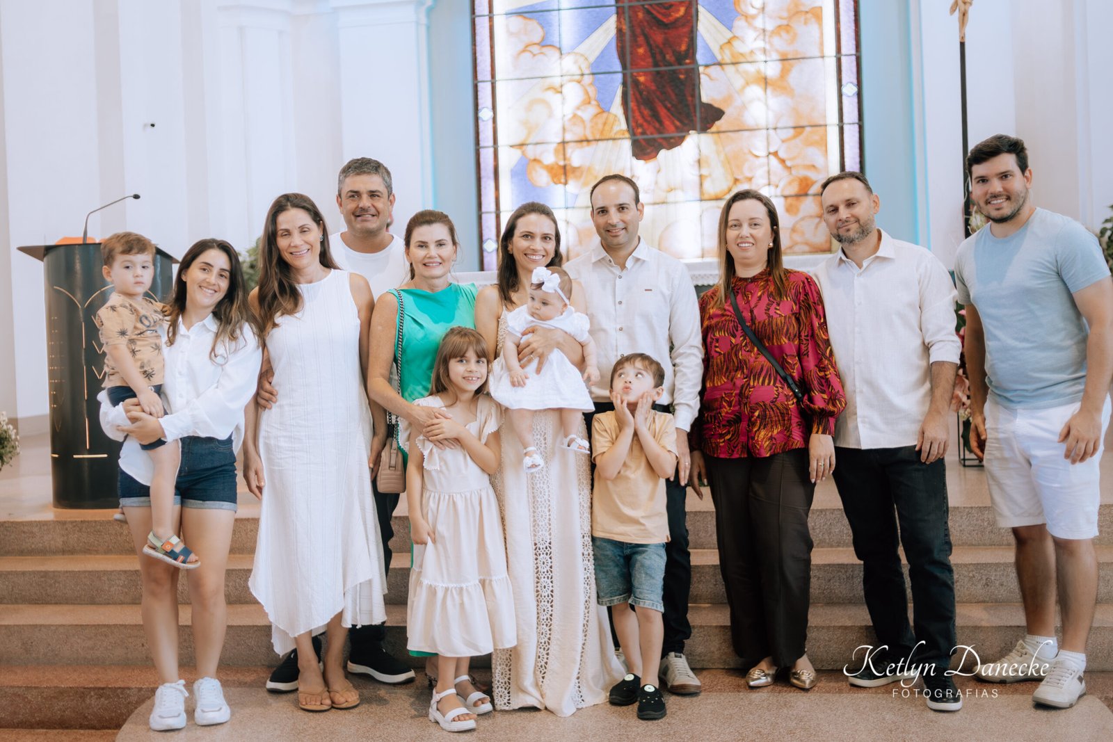 Aurora acompanhada pela família durante o batizado