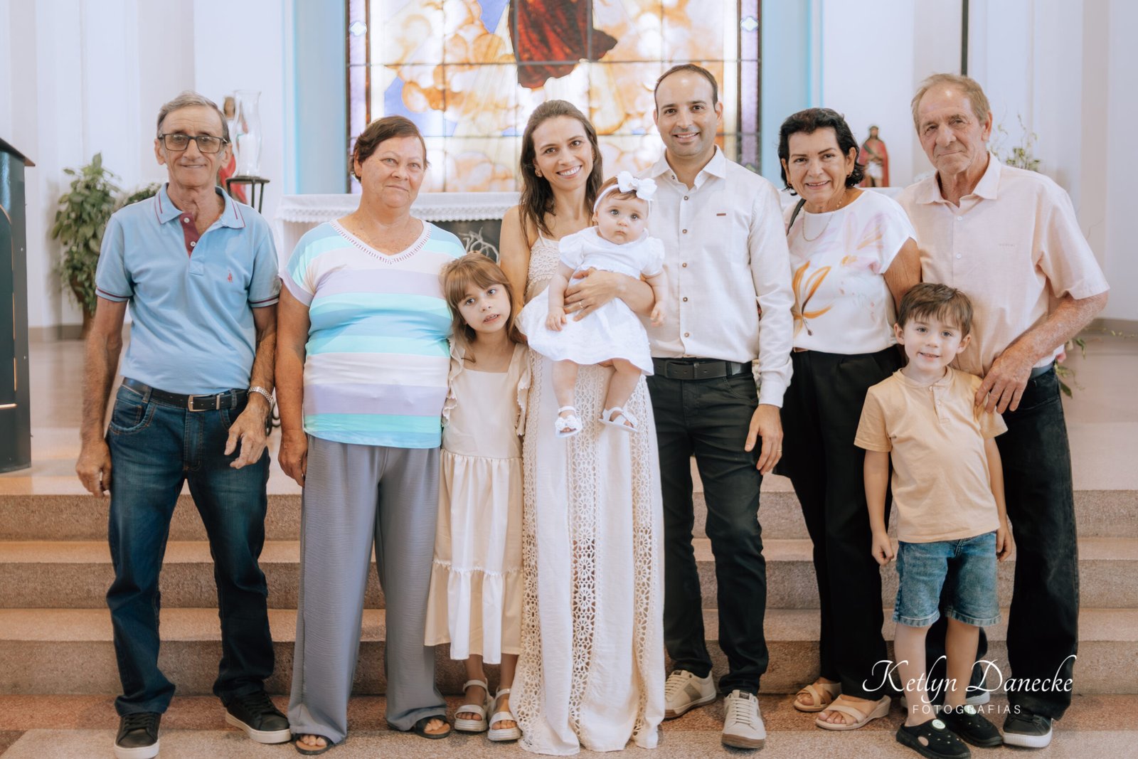 Retrato de Aurora com a família após o batizado