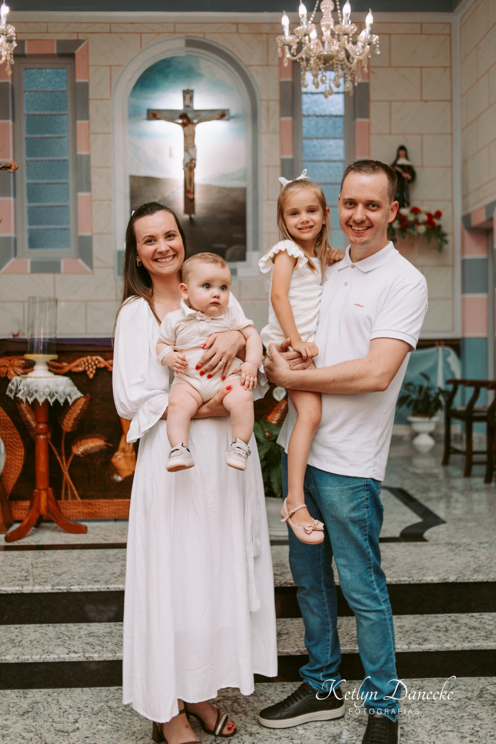 Aurora acompanhada pela família durante o batizado