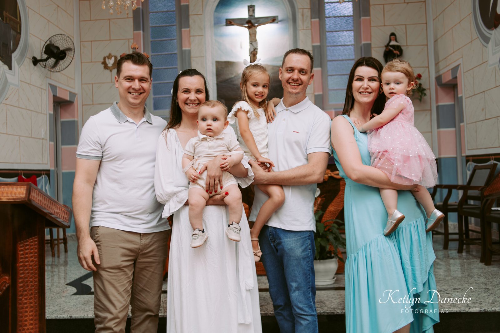Aurora com pais e padrinhos reunidos na igreja