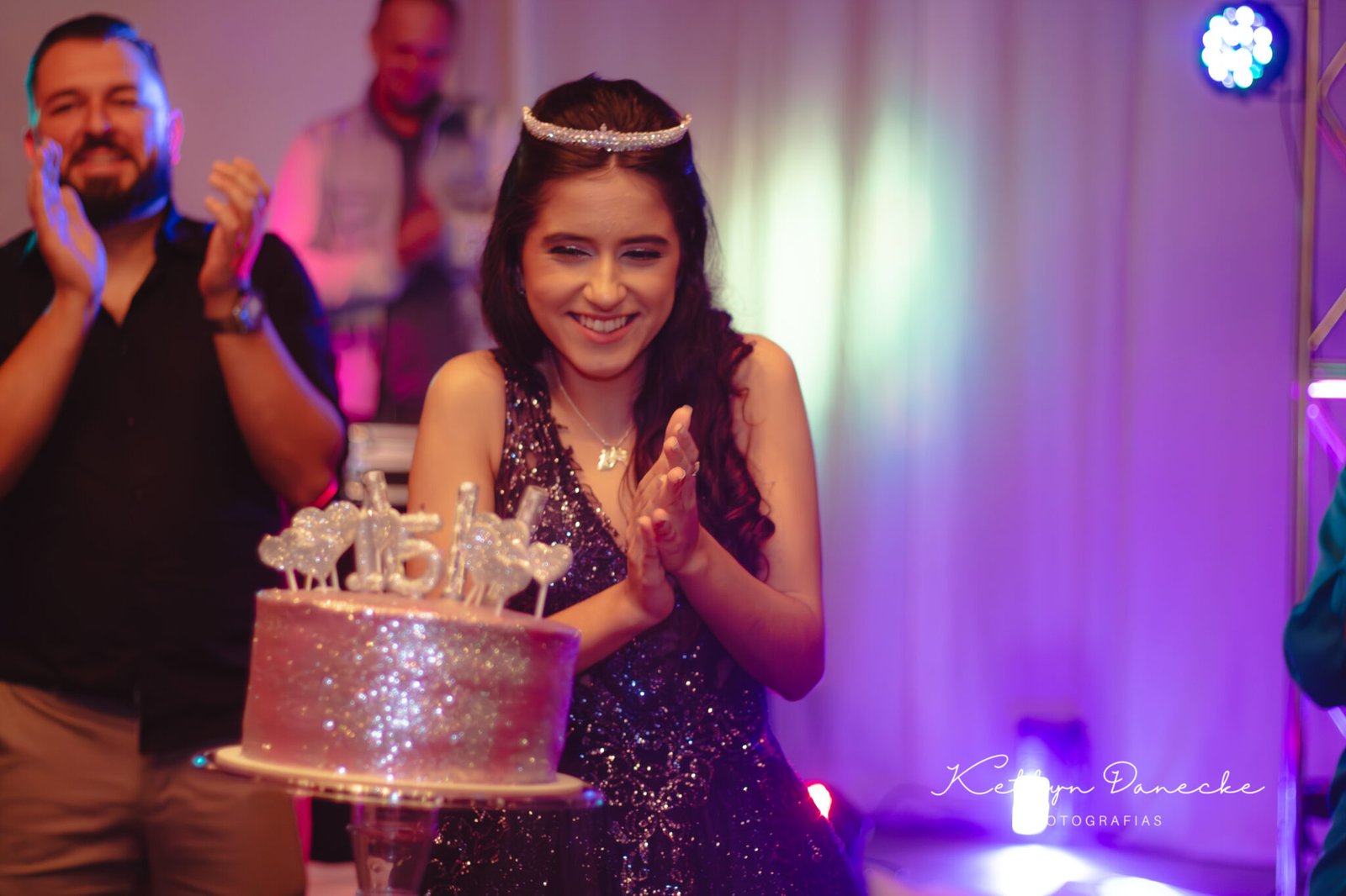 Debutante sorrindo durante sua festa de 15 anos