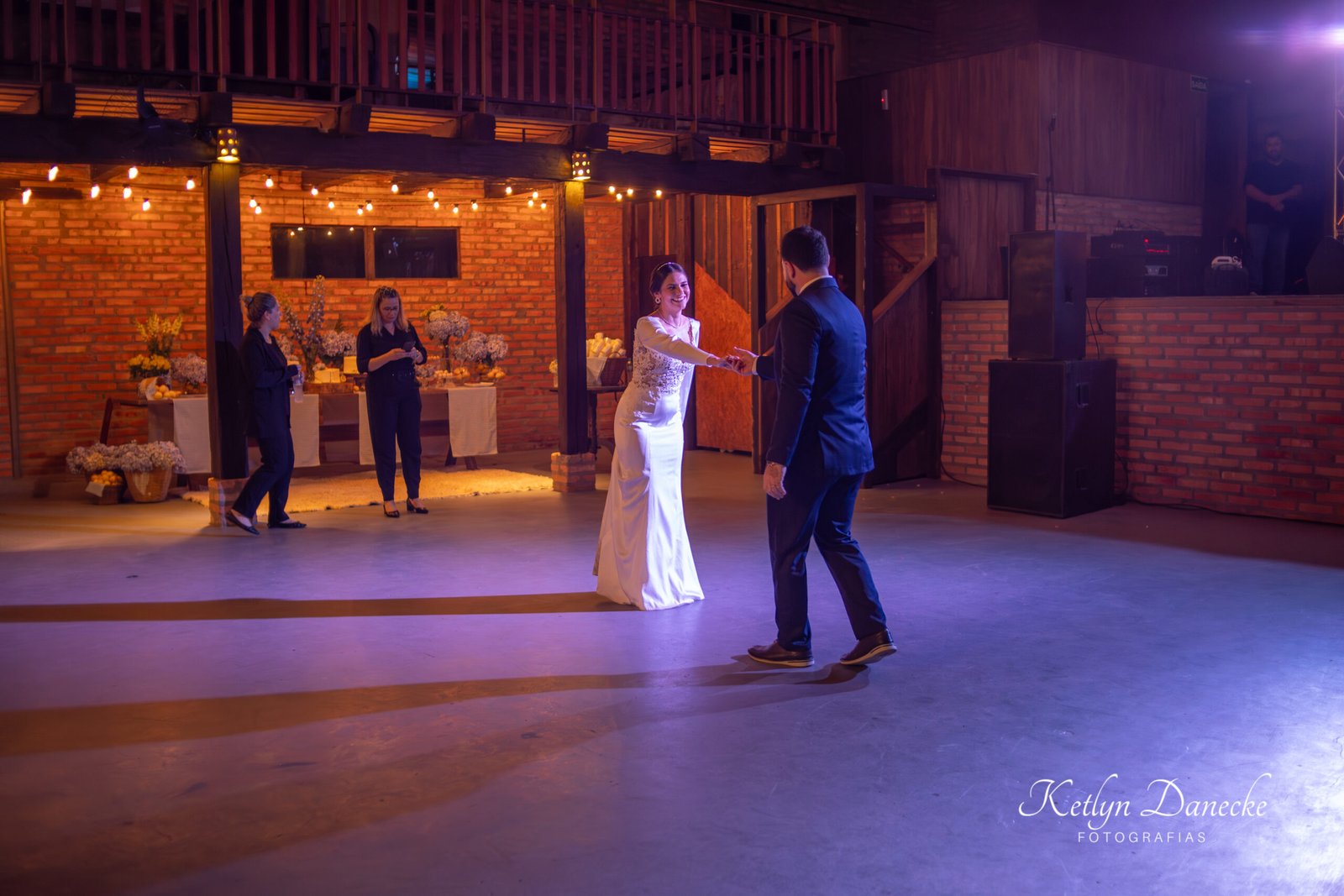 Noivos dançando durante a festa de casamento